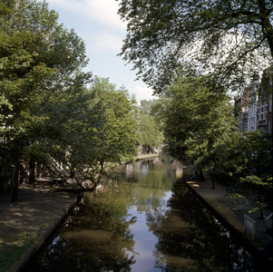 119989 Gezicht op de Oudegracht te Utrecht, vanaf de Viebrug, uit het zuiden.